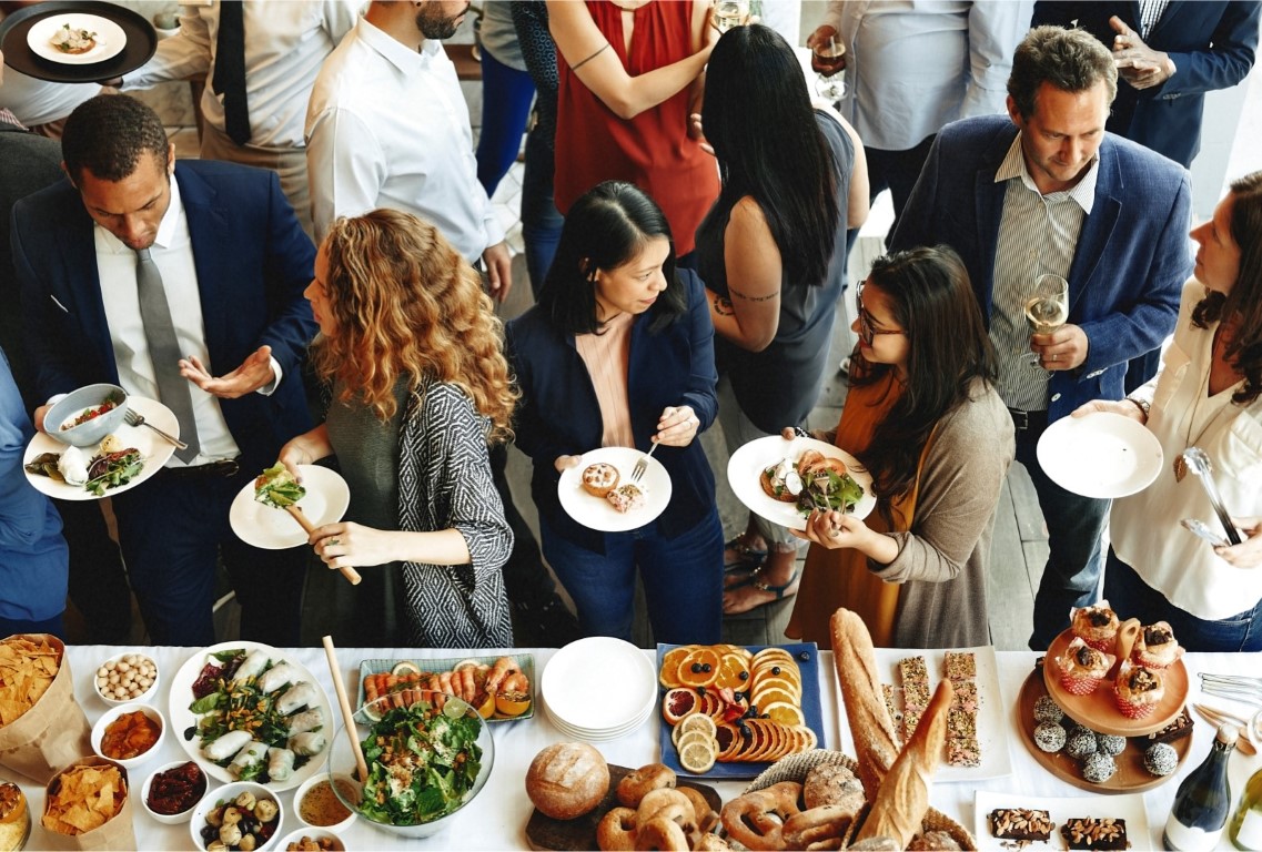 Güventat catering ile mutlu ofis çalışanları ve yemek saati