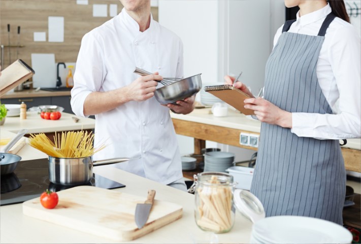 Hijyenik endüstriyel mutfakta profesyonel fabrika yemek hazırlığı