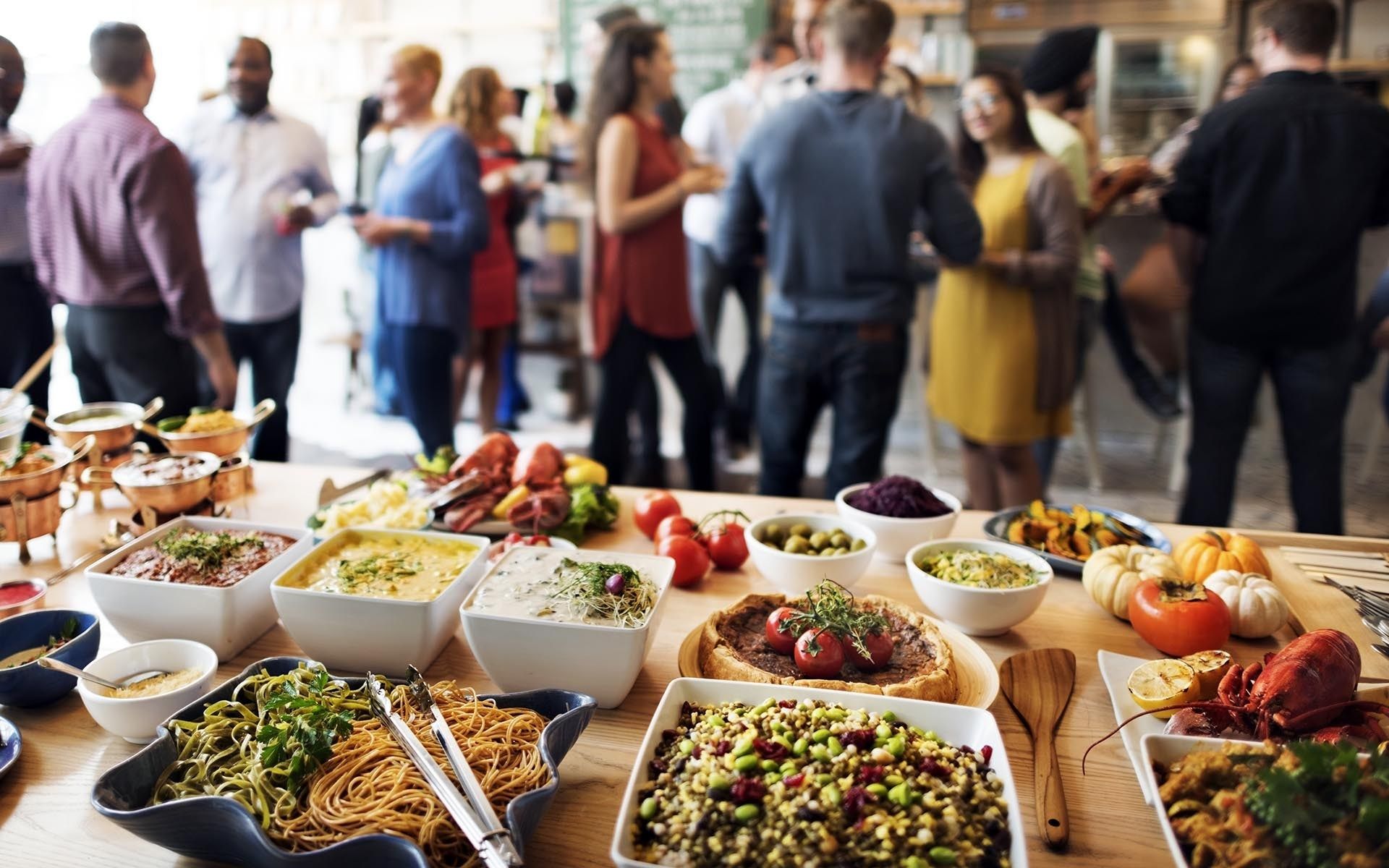 Fabrika yemekhanesinde öğle yemeği yiyen mutlu çalışanlar